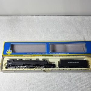 AHM Southern Pacific 4-8-8-2 HO Scale Cab Forward Steam Locomotive (New)